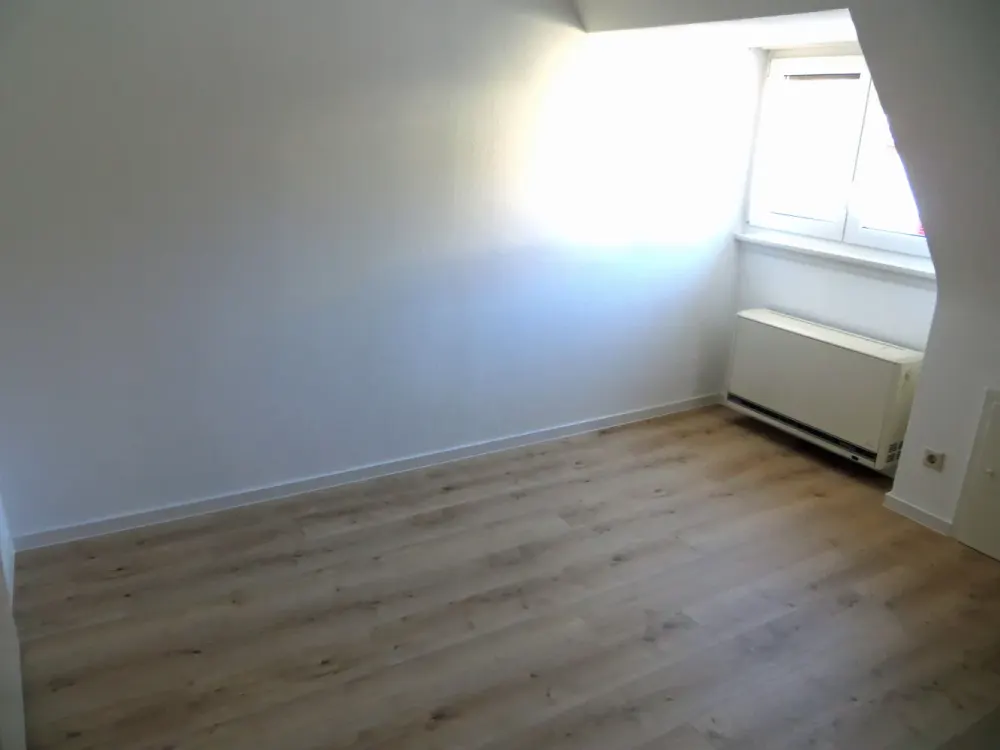 Attraktive 2-Zimmer-Dachgeschosswohnung mit Einbauküche und schöner Fernsicht
