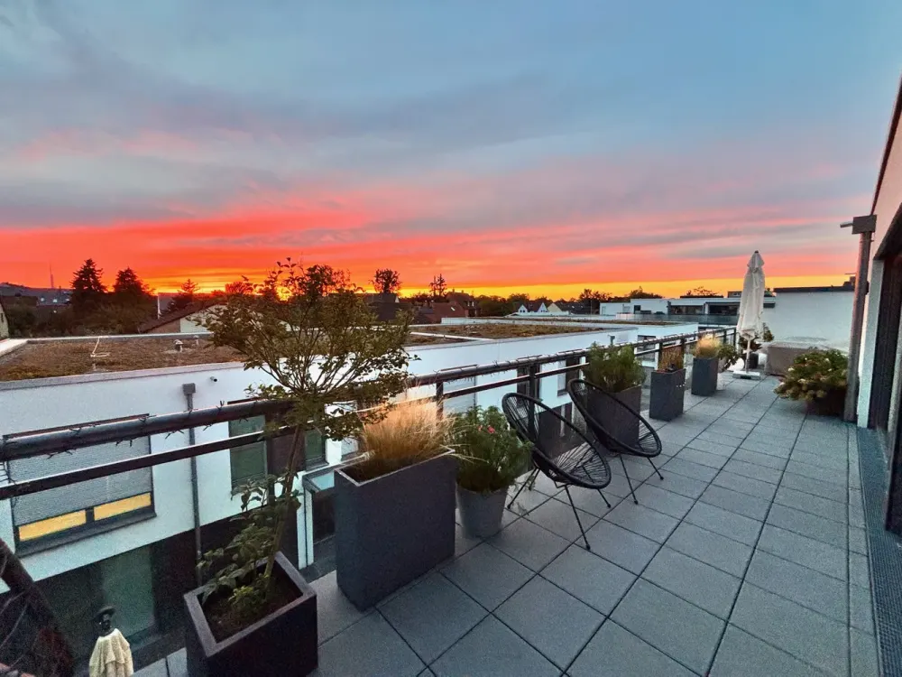 Bright Penthouse with 80 m² Panorama Terrace - Near MHH