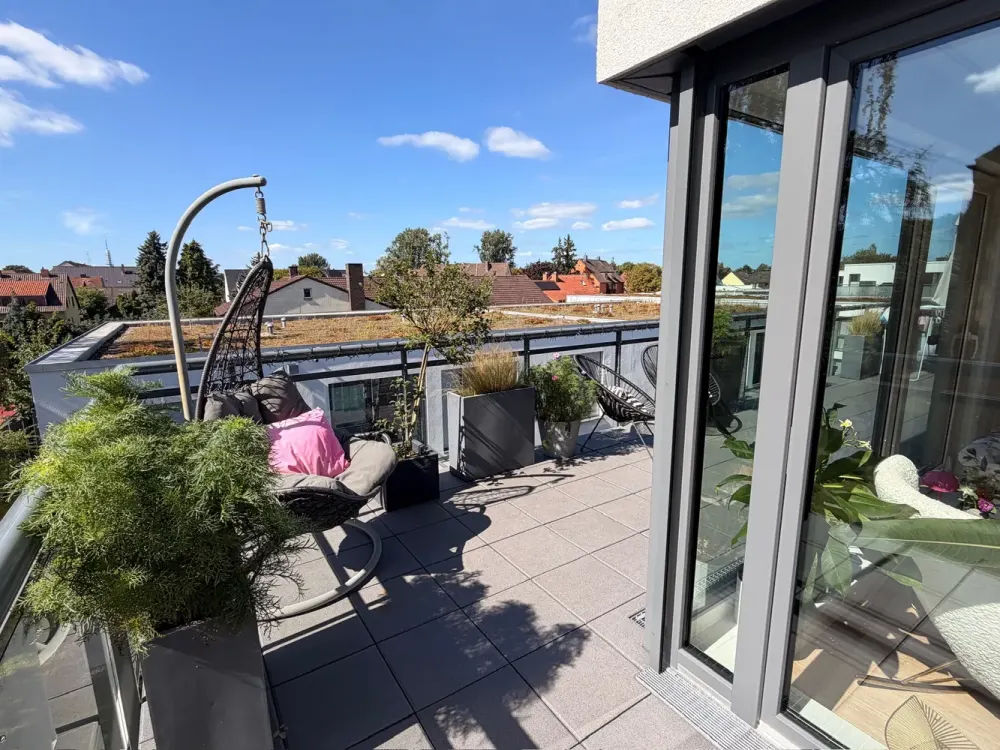 Bright Penthouse with 80 m² Panorama Terrace - Near MHH