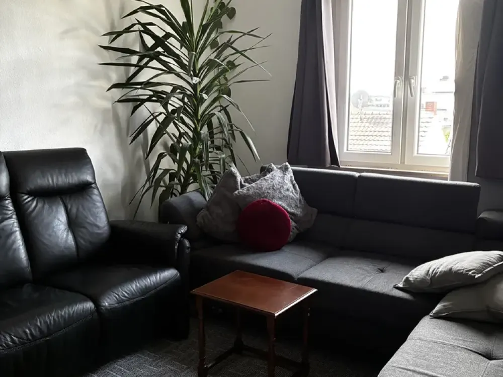 Zentrale 3 Zimmer DG-Wohnung in Altbau