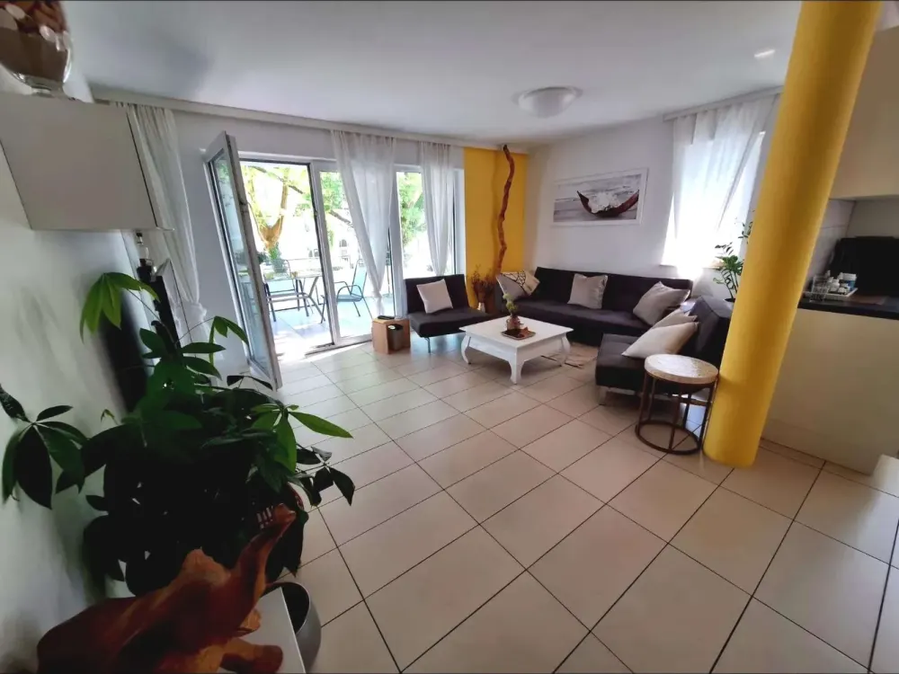 Schöne 4-Zi-Wohnung im 1.OG rechts, 1x TG 15, Anfragen bitte per email