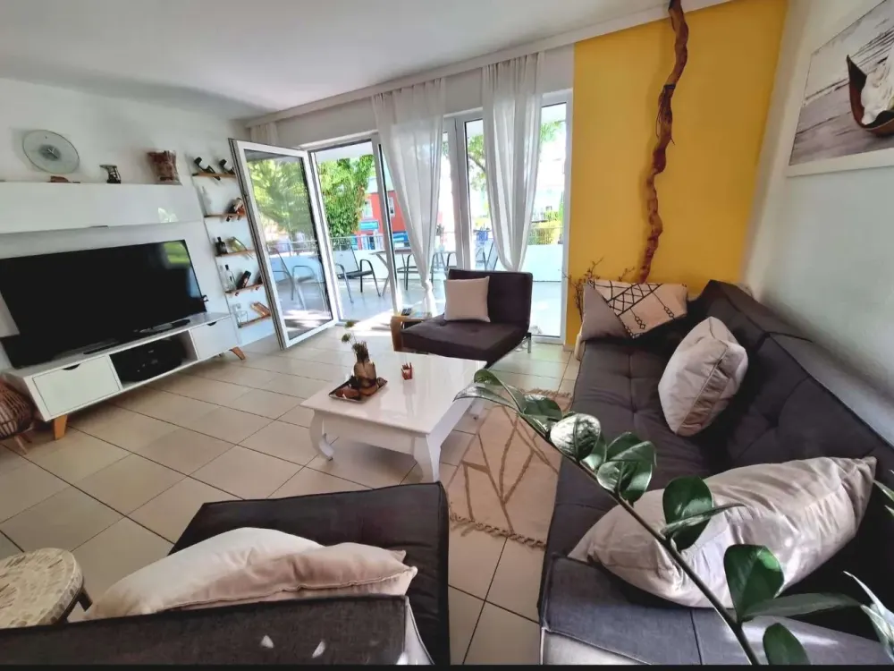 Schöne 4-Zi-Wohnung im 1.OG rechts, 1x TG 15, Anfragen bitte per email