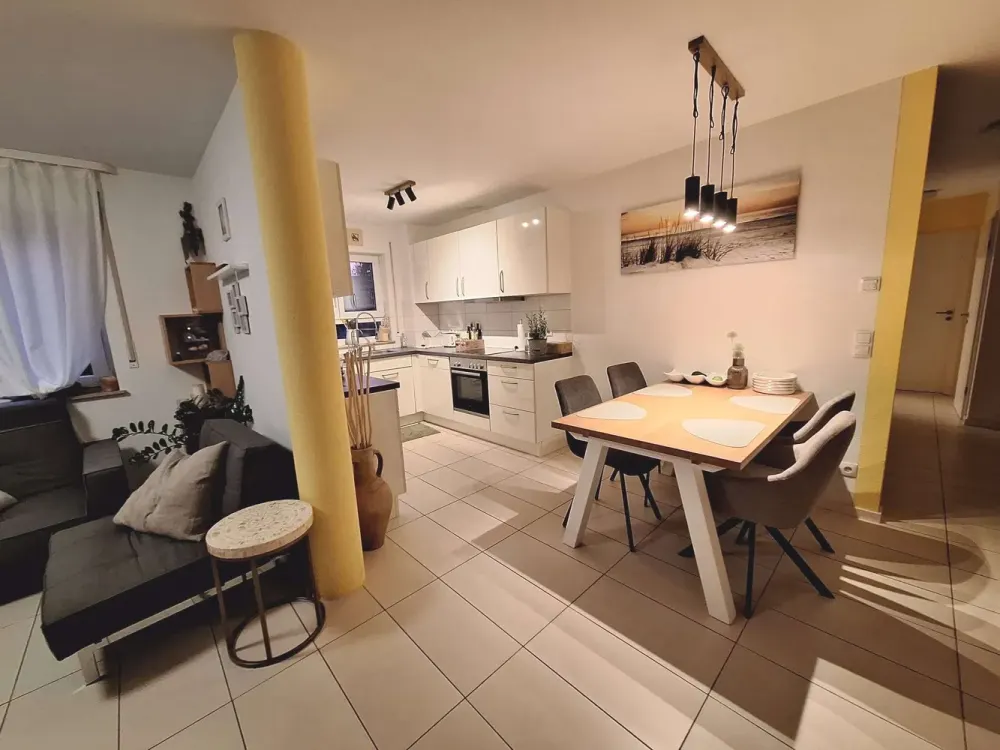 Schöne 4-Zi-Wohnung im 1.OG rechts, 1x TG 15, Anfragen bitte per email
