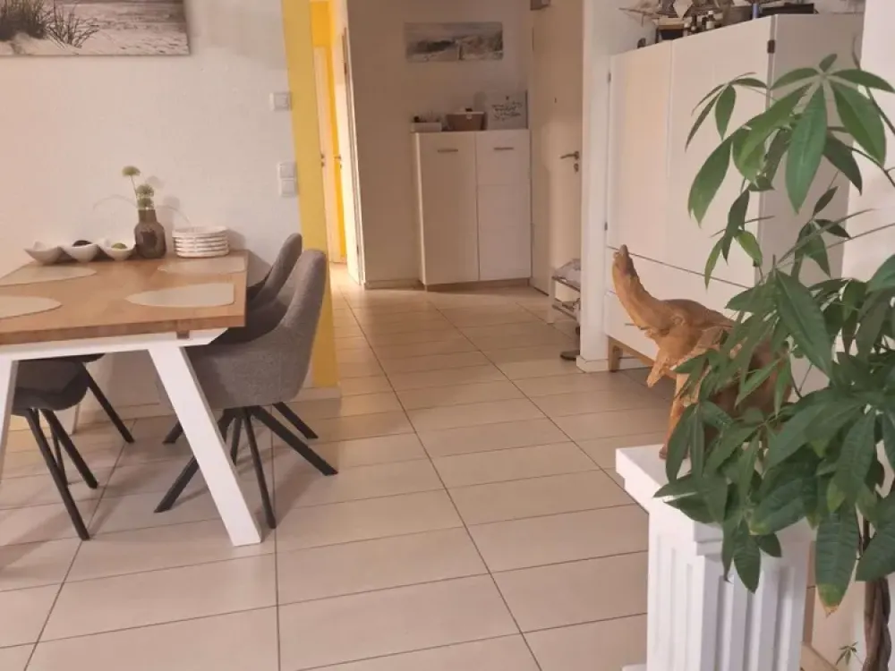 Schöne 4-Zi-Wohnung im 1.OG rechts, 1x TG 15, Anfragen bitte per email