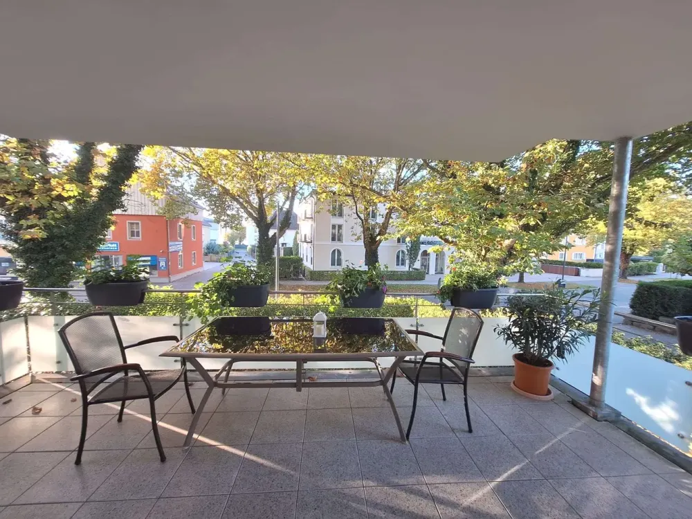 Schöne 4-Zi-Wohnung im 1.OG rechts, 1x TG 15, Anfragen bitte per email