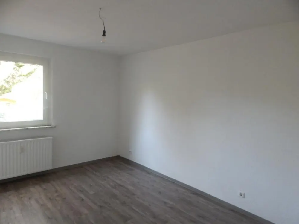 Bald verfügbar! Renovierte 2-Raum Wohnung im 1. OG