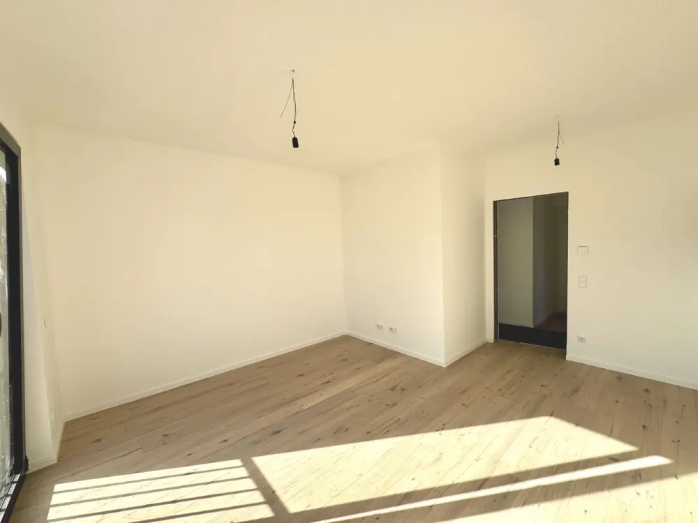 Beautiful 2-Room Apartment with Garden Share