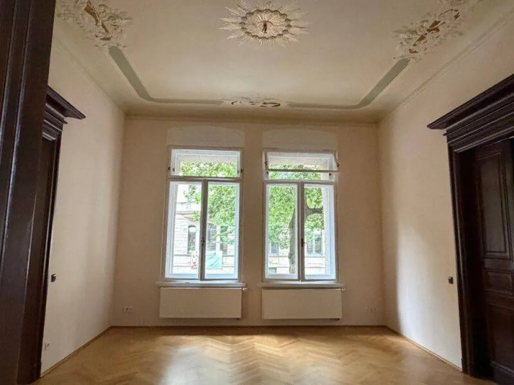 Tschaikowskistraße ! 6 Zimmer Wohnung- Stuck und Parkett- großer Balkon!