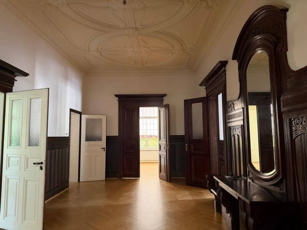 Tschaikowskistraße ! 6 Zimmer Wohnung- Stuck und Parkett- großer Balkon!