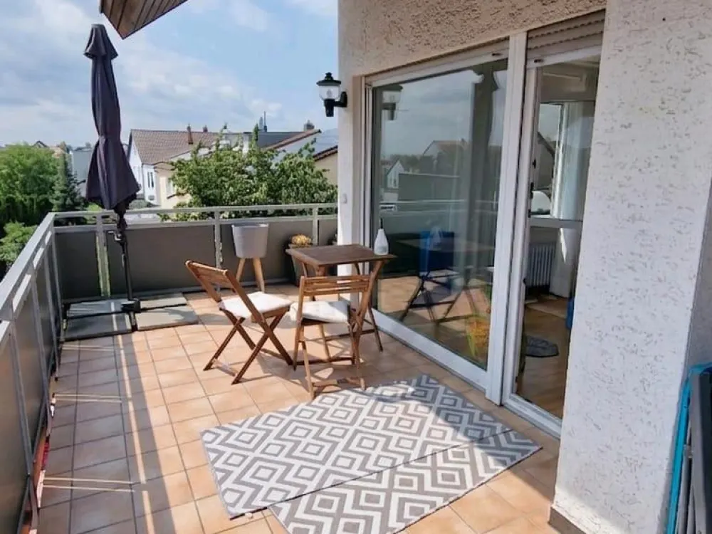 Sehr helle 100 qm Wohnung 1. OG, mit Kachelofen und Doppelgarage