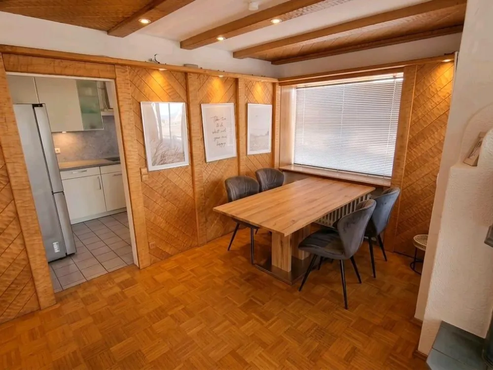 Sehr helle 100 qm Wohnung 1. OG, mit Kachelofen und Doppelgarage