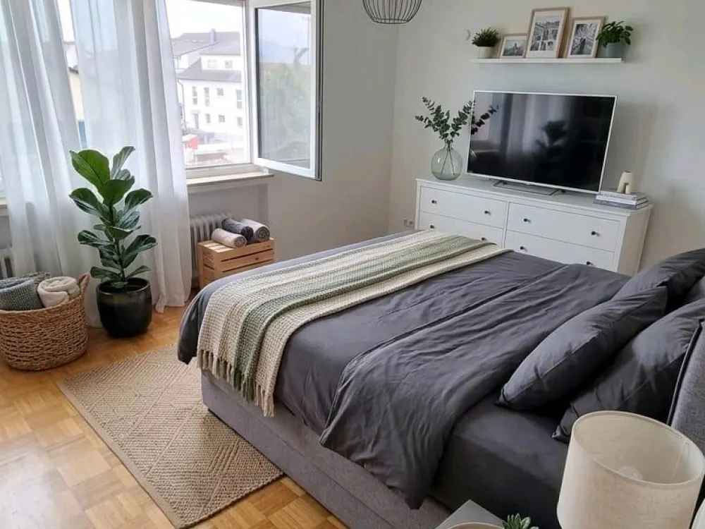 Sehr helle 100 qm Wohnung 1. OG, mit Kachelofen und Doppelgarage
