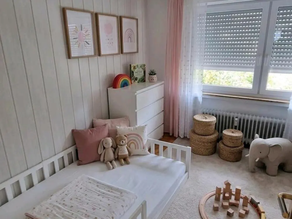 Sehr helle 100 qm Wohnung 1. OG, mit Kachelofen und Doppelgarage