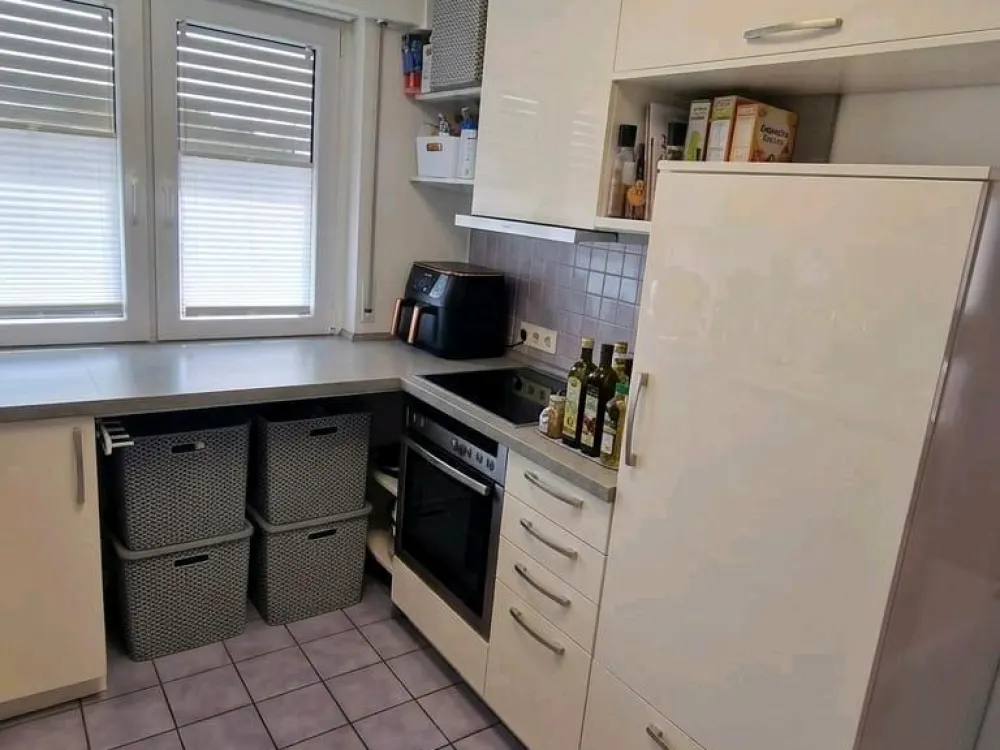 Sehr helle 100 qm Wohnung 1. OG, mit Kachelofen und Doppelgarage