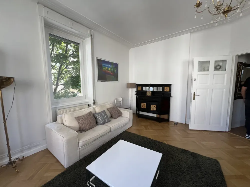Modern möblierte 4-Zimmer-Wohnung mit Balkon in zentraler Lage von Stuttgart-West