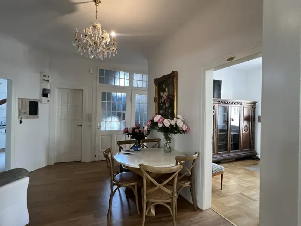 Modern möblierte 4-Zimmer-Wohnung mit Balkon in zentraler Lage von Stuttgart-West