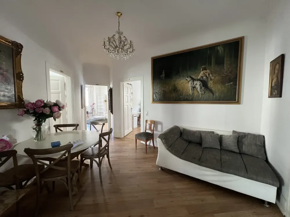 Modern möblierte 4-Zimmer-Wohnung mit Balkon in zentraler Lage von Stuttgart-West