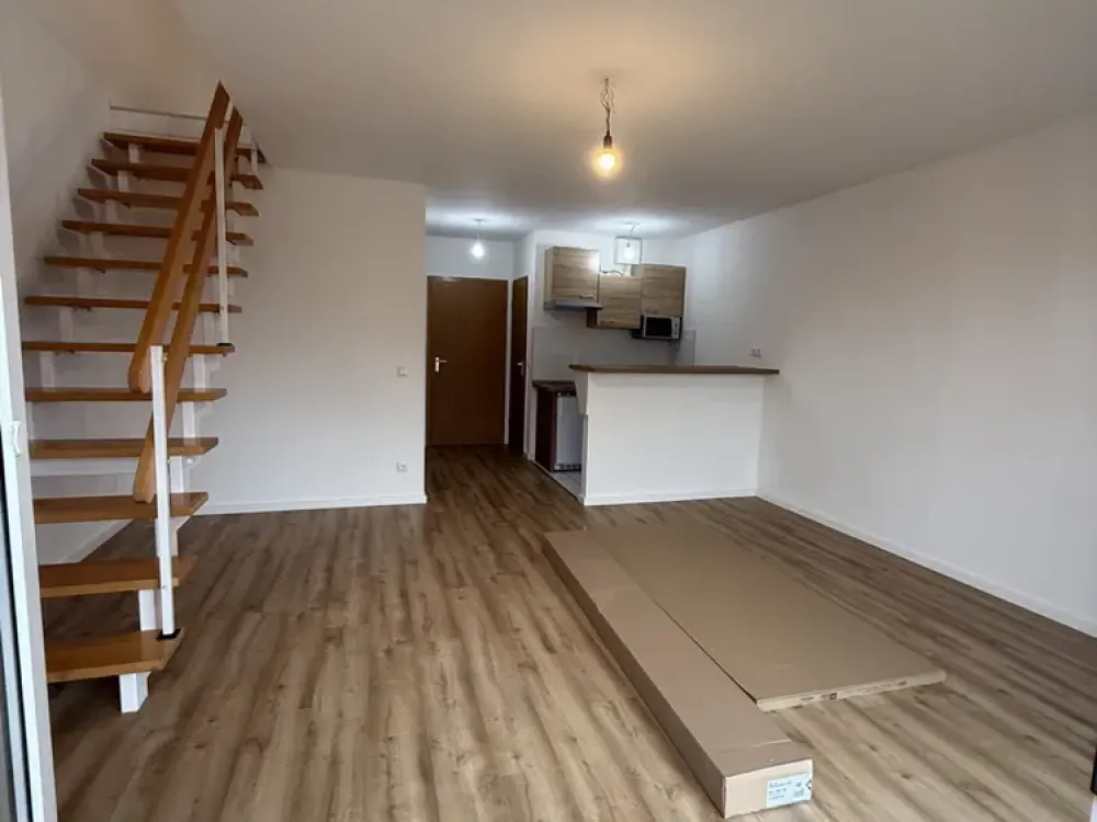 Attractive 2-Room Maisonette Apartment with Kitchenette, Balcony and Parking Space