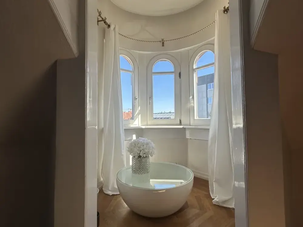 Suitable for shared flat! 4 large rooms, stately, flooded with light, central