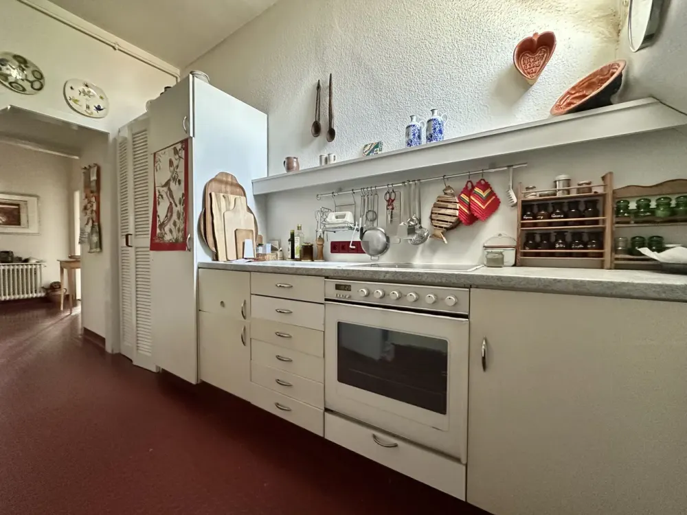 Suitable for shared flat! 4 large rooms, stately, flooded with light, central