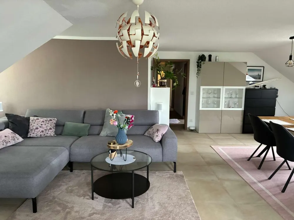 HEGERICH: Helle Dachgeschosswohnung mit großzügigem Wohnbereich und Balkon