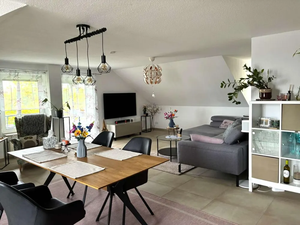 HEGERICH: Helle Dachgeschosswohnung mit großzügigem Wohnbereich und Balkon