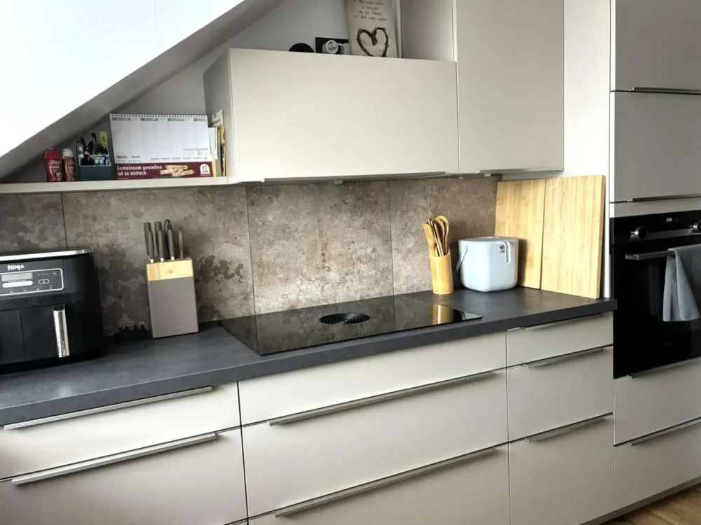 HEGERICH: Helle Dachgeschosswohnung mit großzügigem Wohnbereich und Balkon