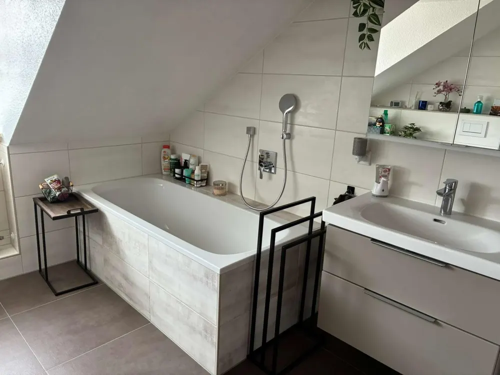 HEGERICH: Helle Dachgeschosswohnung mit großzügigem Wohnbereich und Balkon
