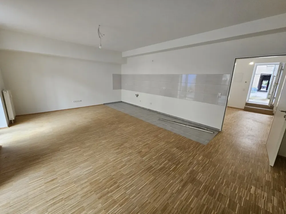 ruhige Wohnung mit Terrasse, Echtholzparkett und eigenem Eingang