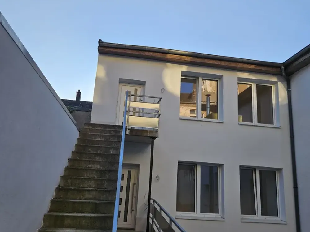 ruhige Wohnung mit Terrasse, Echtholzparkett und eigenem Eingang