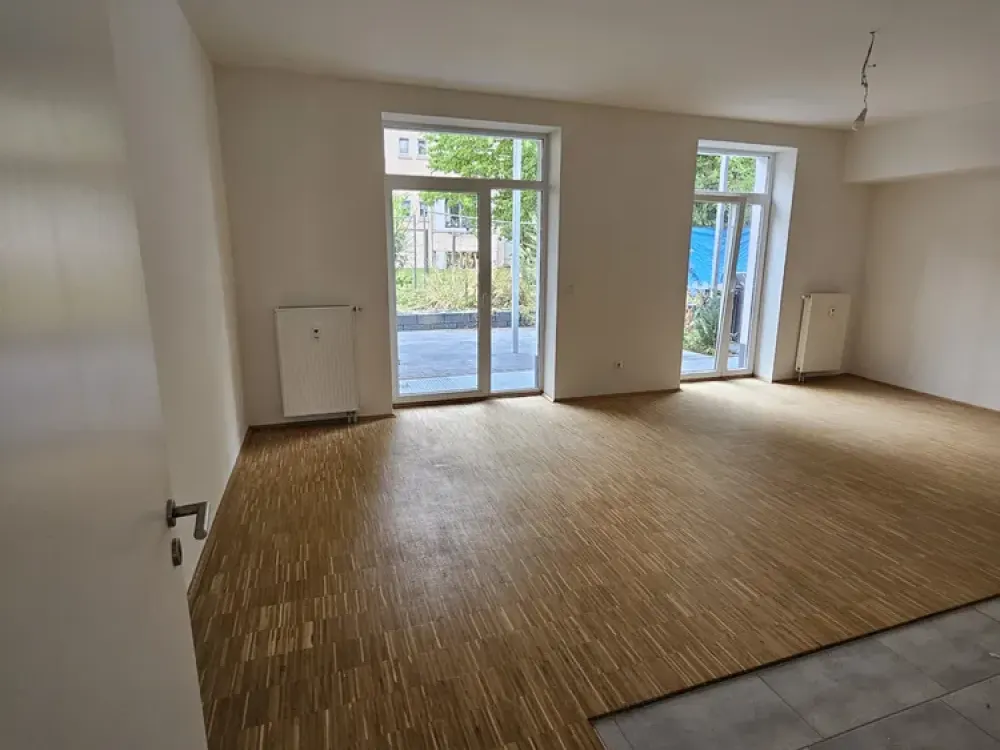 ruhige Wohnung mit Terrasse, Echtholzparkett und eigenem Eingang
