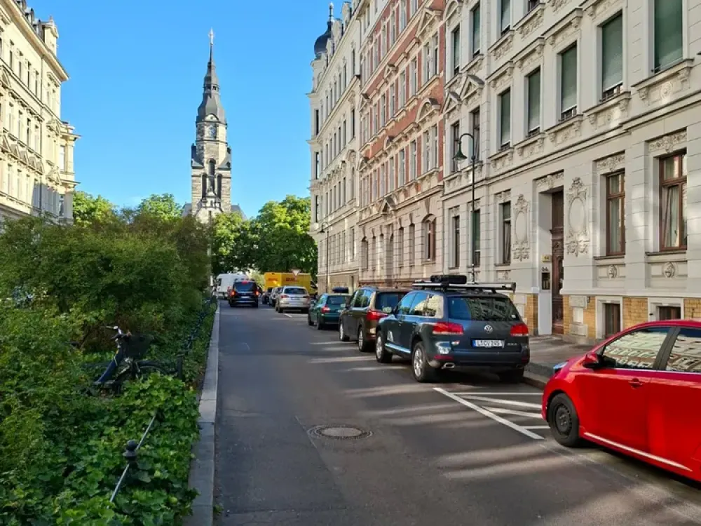 Helle Altbau-Dachgeschosswohnung - mit Aufzug nahe Zentrum.