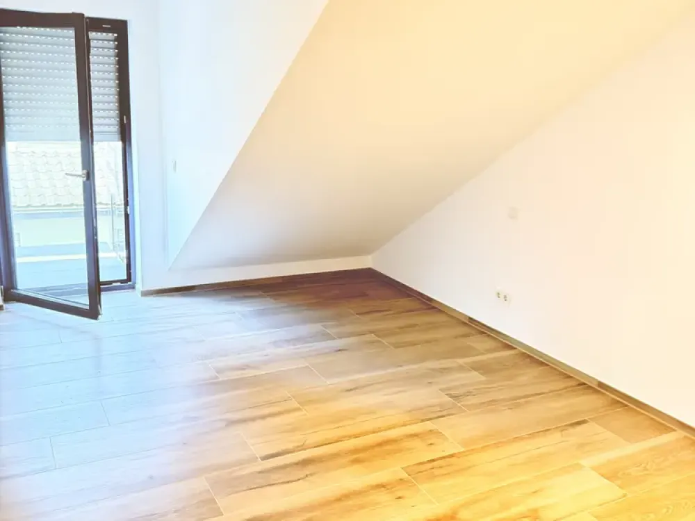 Helle Dachgeschosswohnung mit großem Balkon