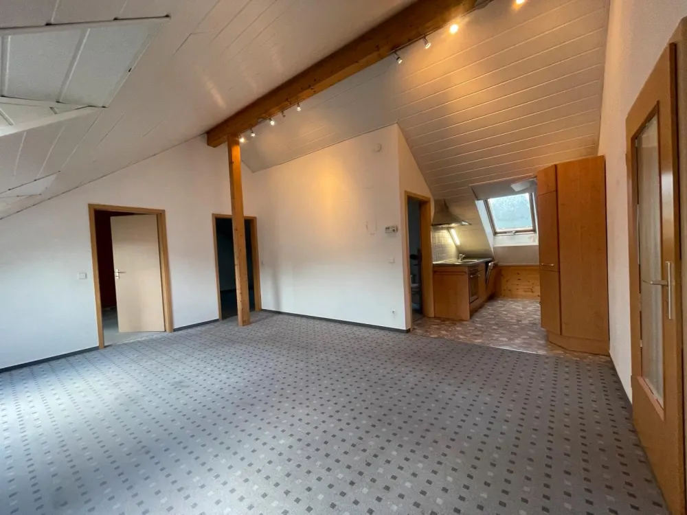 3-Zimmer DG-Wohnung. Ideal für Pendler oder Rentner