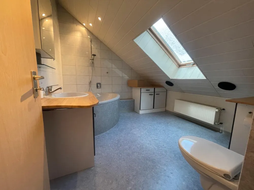 3-Zimmer DG-Wohnung. Ideal für Pendler oder Rentner