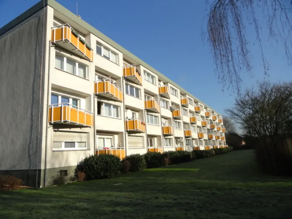 Renovated 3-room apartment on the 1st floor ready to move in with balcony and vinyl flooring...