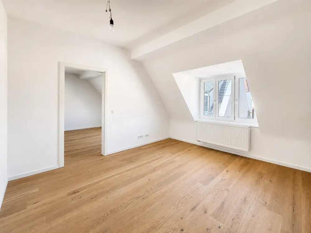 Wohnen mit besonderem Charme, sanierte 2-Zimmer-Wohnung mit Einbauküche