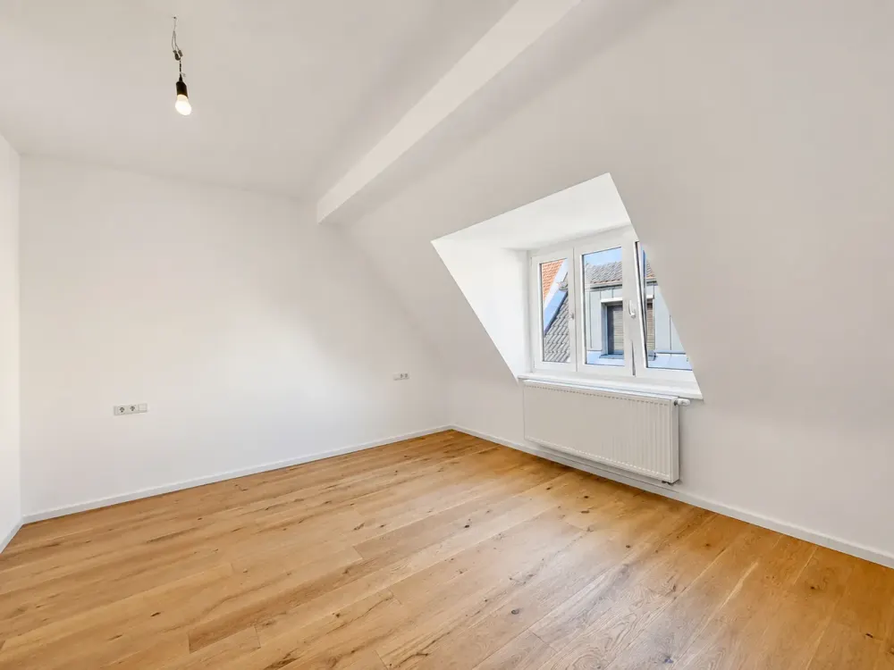 Wohnen mit besonderem Charme, sanierte 2-Zimmer-Wohnung mit Einbauküche