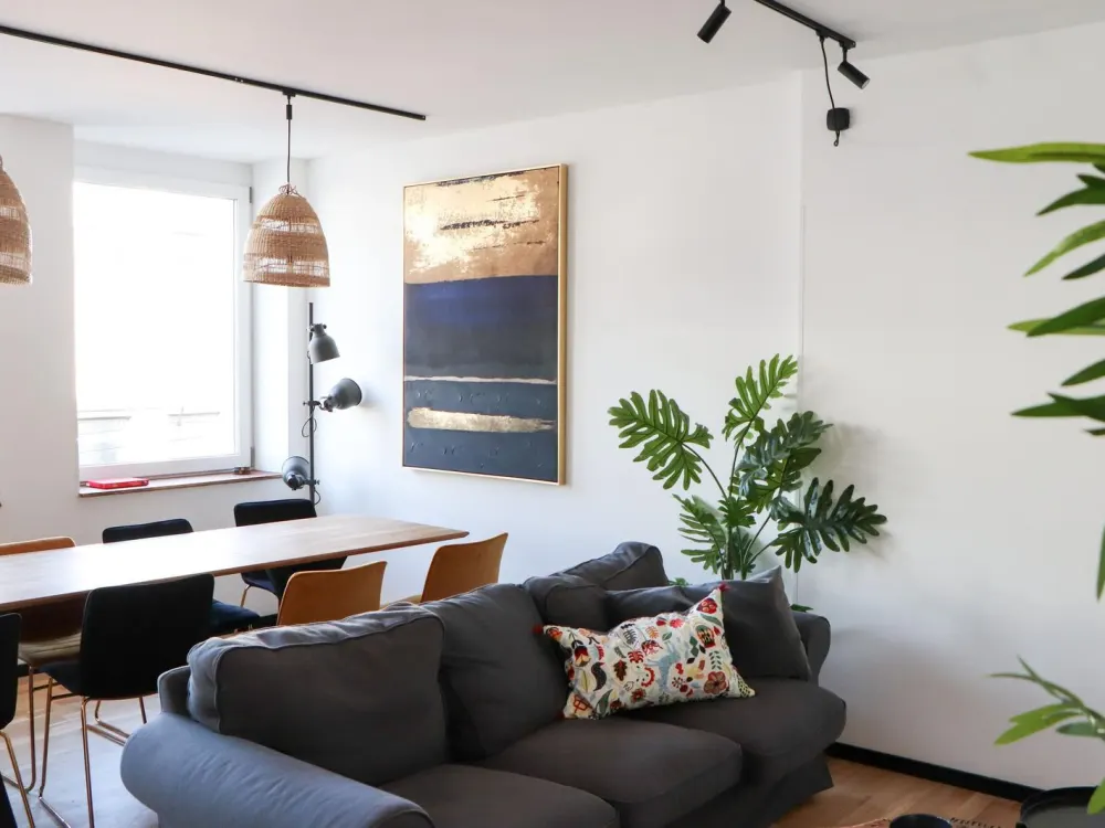 Urban Living: Möbliertes Zimmer mit eigenem Privatbad