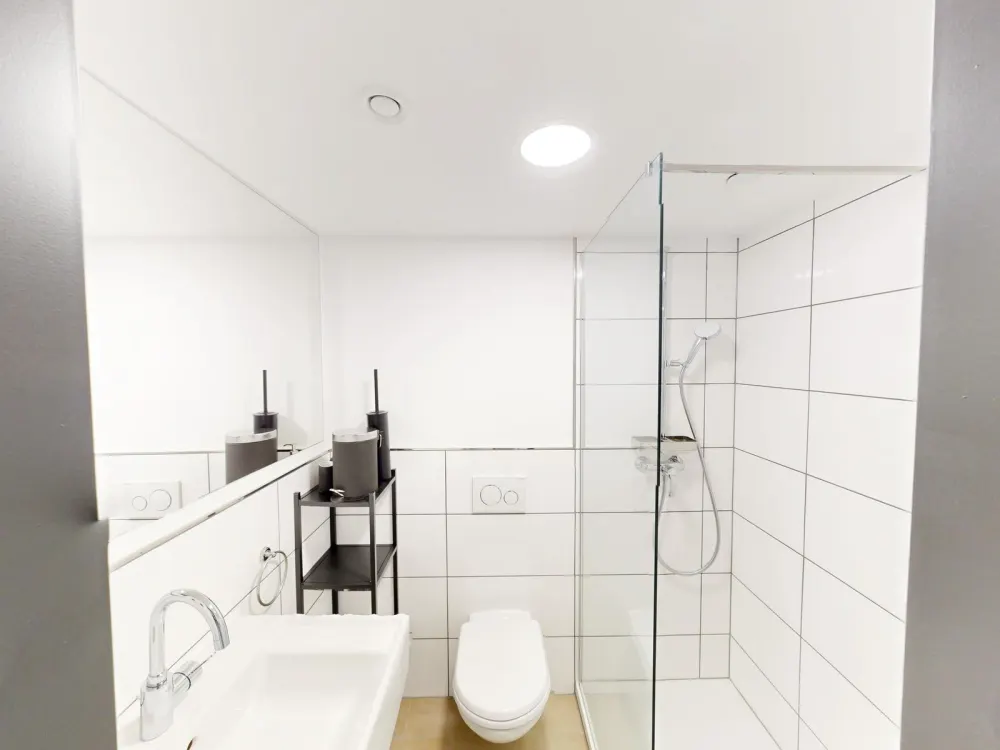 Urban Living: Möbliertes Zimmer mit eigenem Privatbad