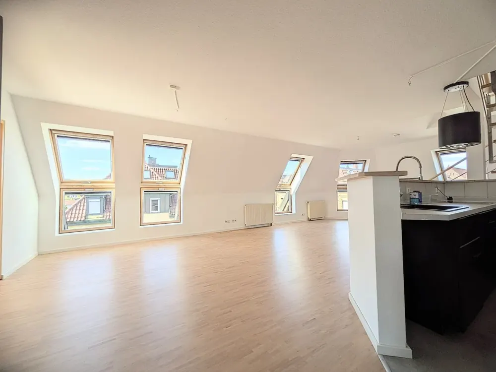 *Für Sportliche! Soeben renovierte, superschöne DG-Maisonette mit Dachloggia*