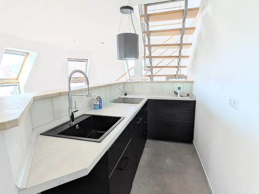 *Für Sportliche! Soeben renovierte, superschöne DG-Maisonette mit Dachloggia*