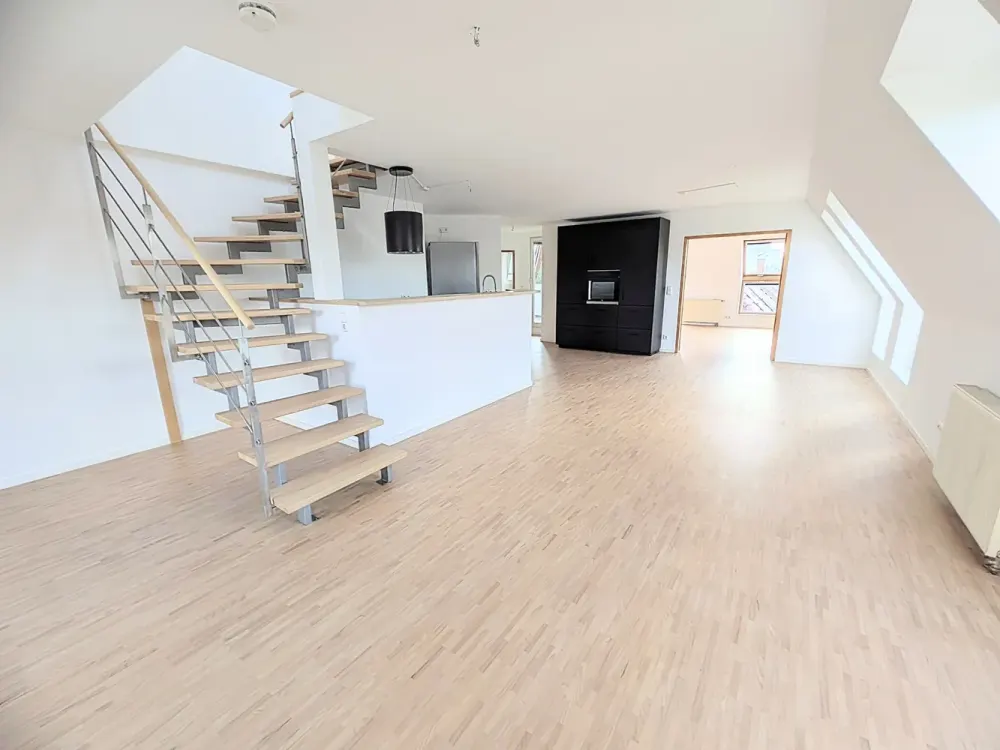 *Für Sportliche! Soeben renovierte, superschöne DG-Maisonette mit Dachloggia*