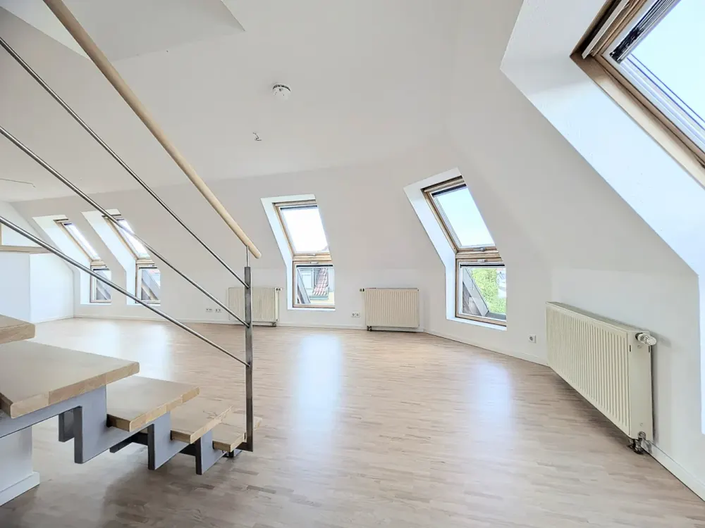*Für Sportliche! Soeben renovierte, superschöne DG-Maisonette mit Dachloggia*