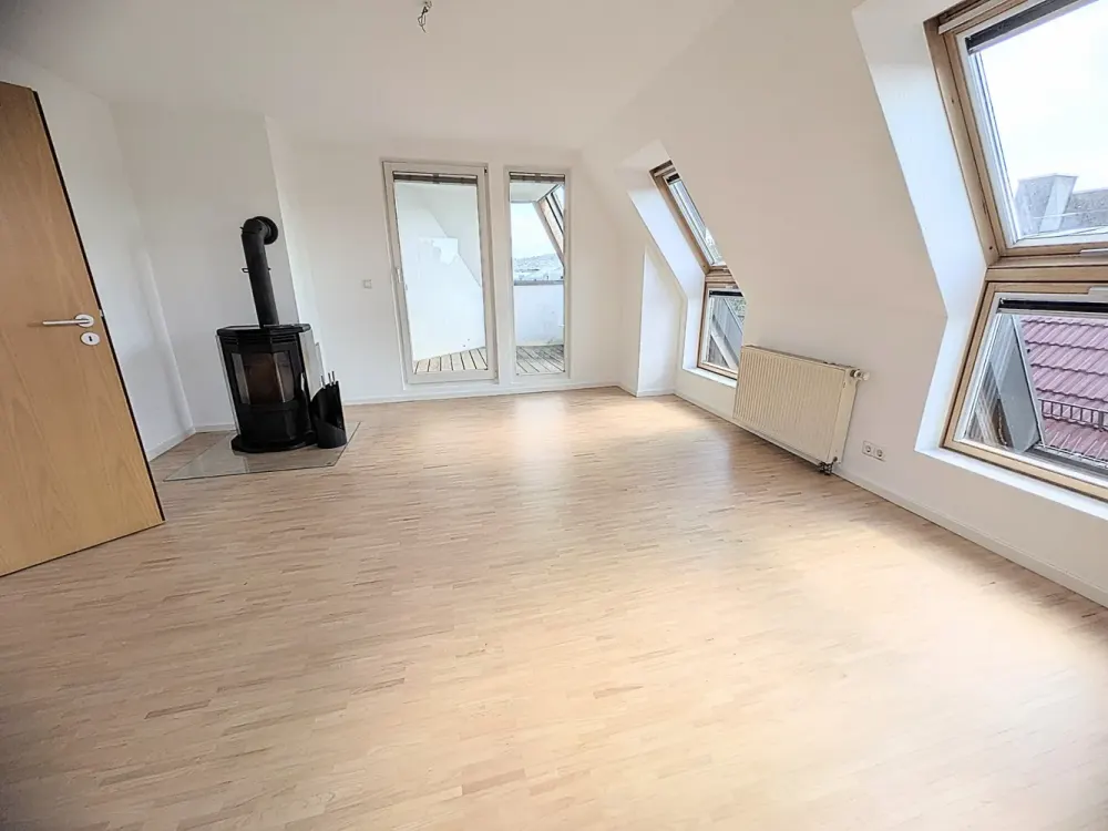*Für Sportliche! Soeben renovierte, superschöne DG-Maisonette mit Dachloggia*