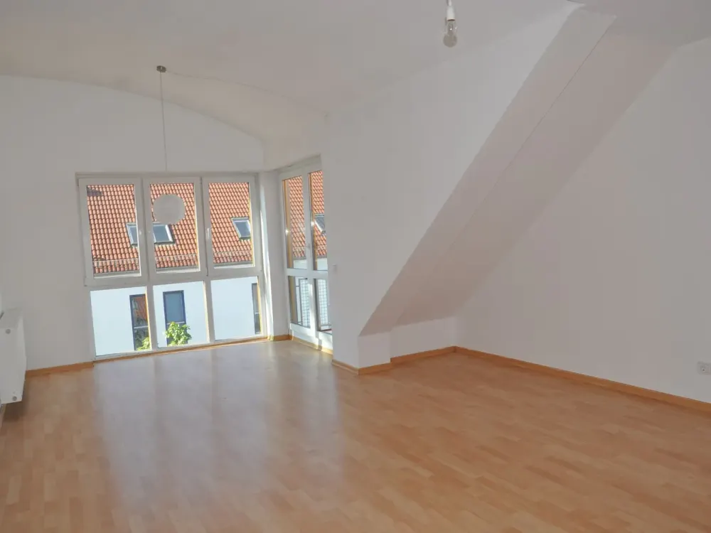 Sonnige 2 Zimmer Dachgeschoss Wohnung - hell + schöner Schnitt