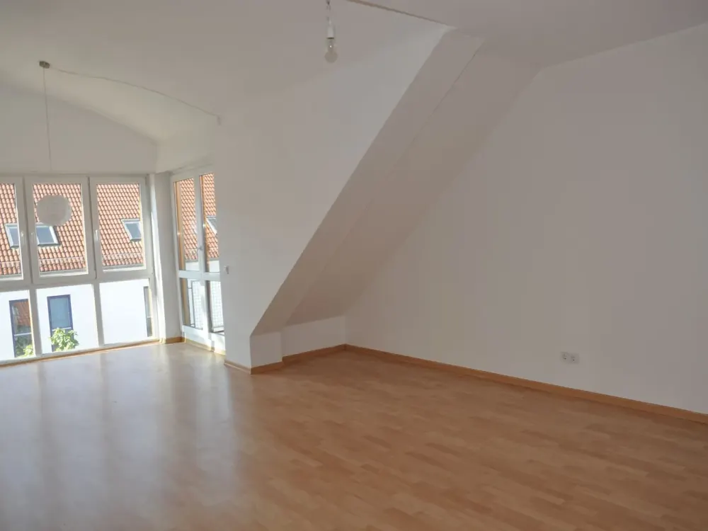 Sonnige 2 Zimmer Dachgeschoss Wohnung - hell + schöner Schnitt