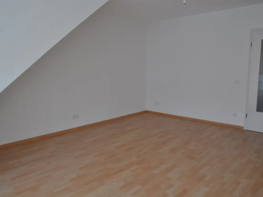 Sonnige 2 Zimmer Dachgeschoss Wohnung - hell + schöner Schnitt