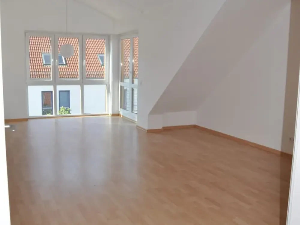 Sonnige 2 Zimmer Dachgeschoss Wohnung - hell + schöner Schnitt
