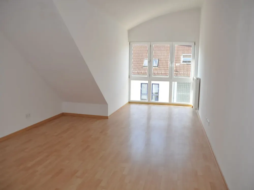 Sonnige 2 Zimmer Dachgeschoss Wohnung - hell + schöner Schnitt